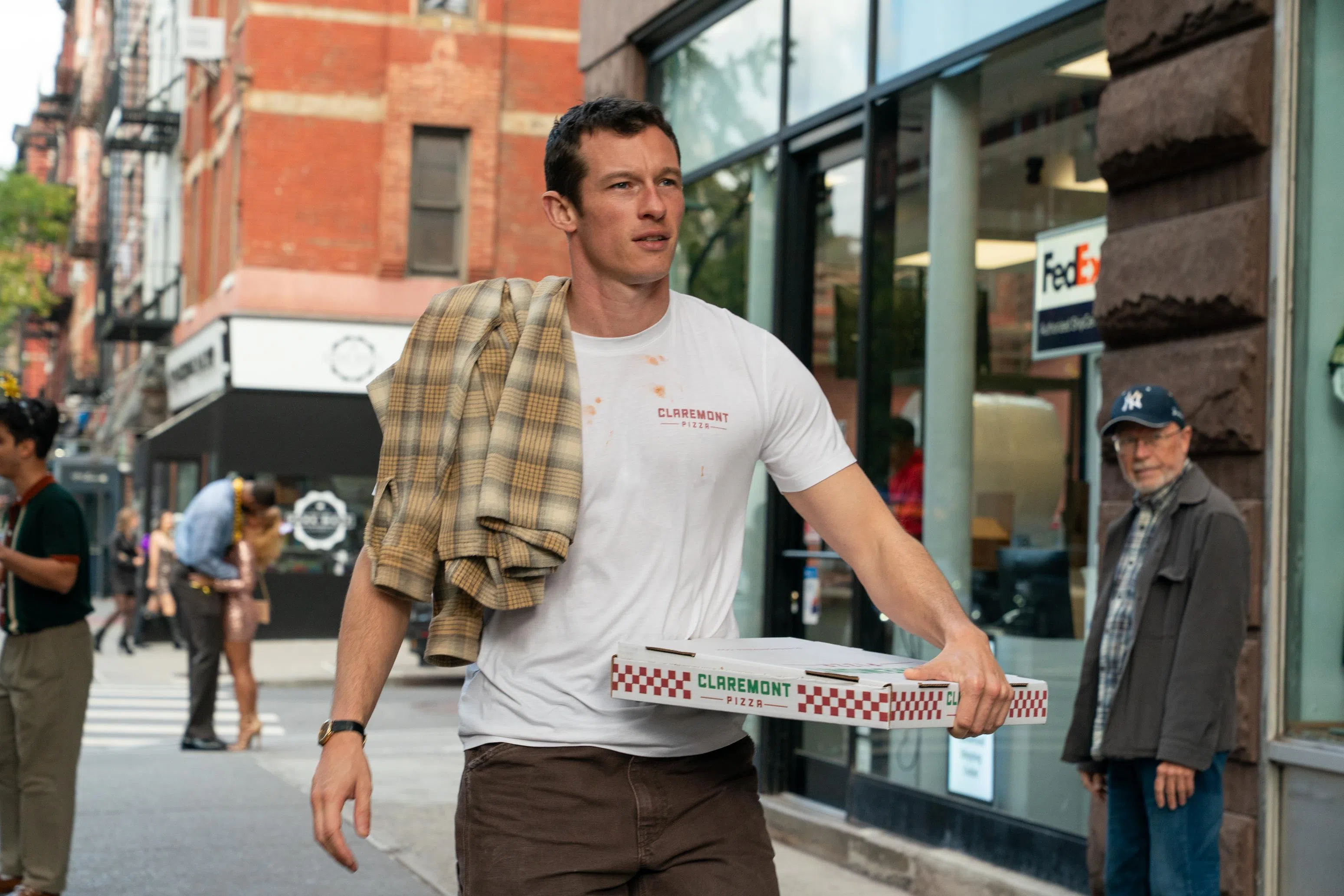 戏外新婚的Callum Turner，在片中扮演被女友狠甩的痴心汉。（联邦影业提供）