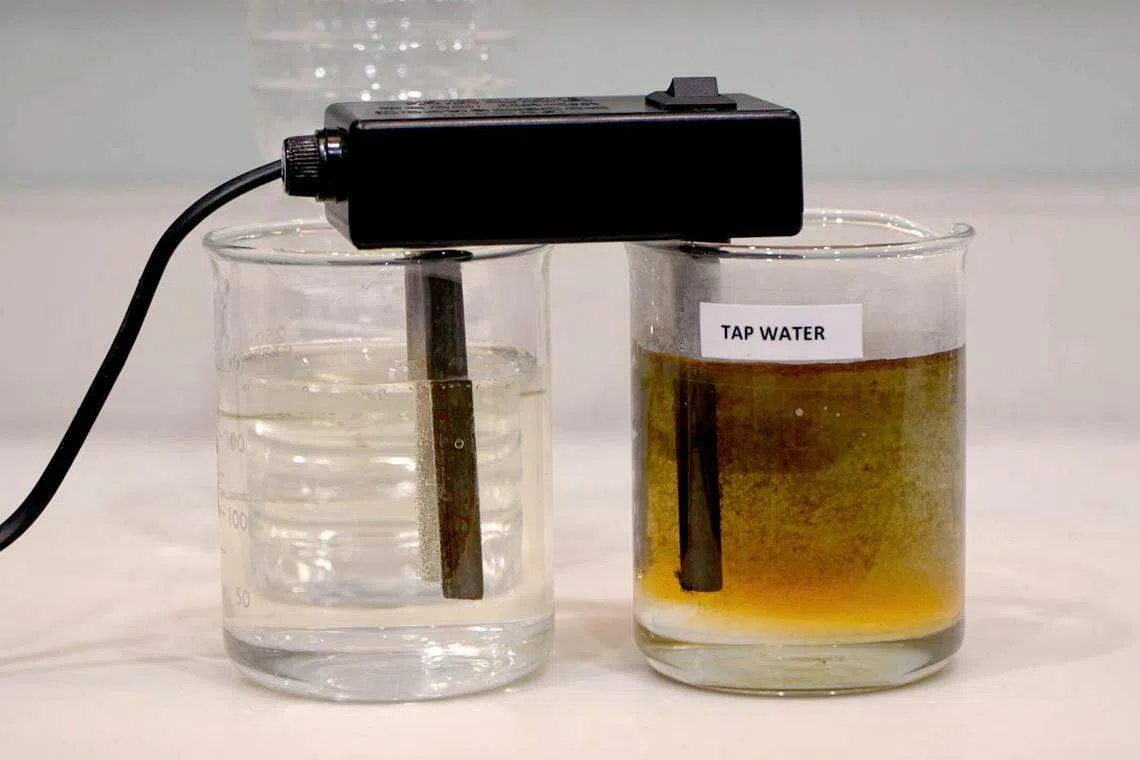 受访业者强调，电解水实验（Electrolysis）测试的是水的纯度，并非水质干净与否。（视频截图）