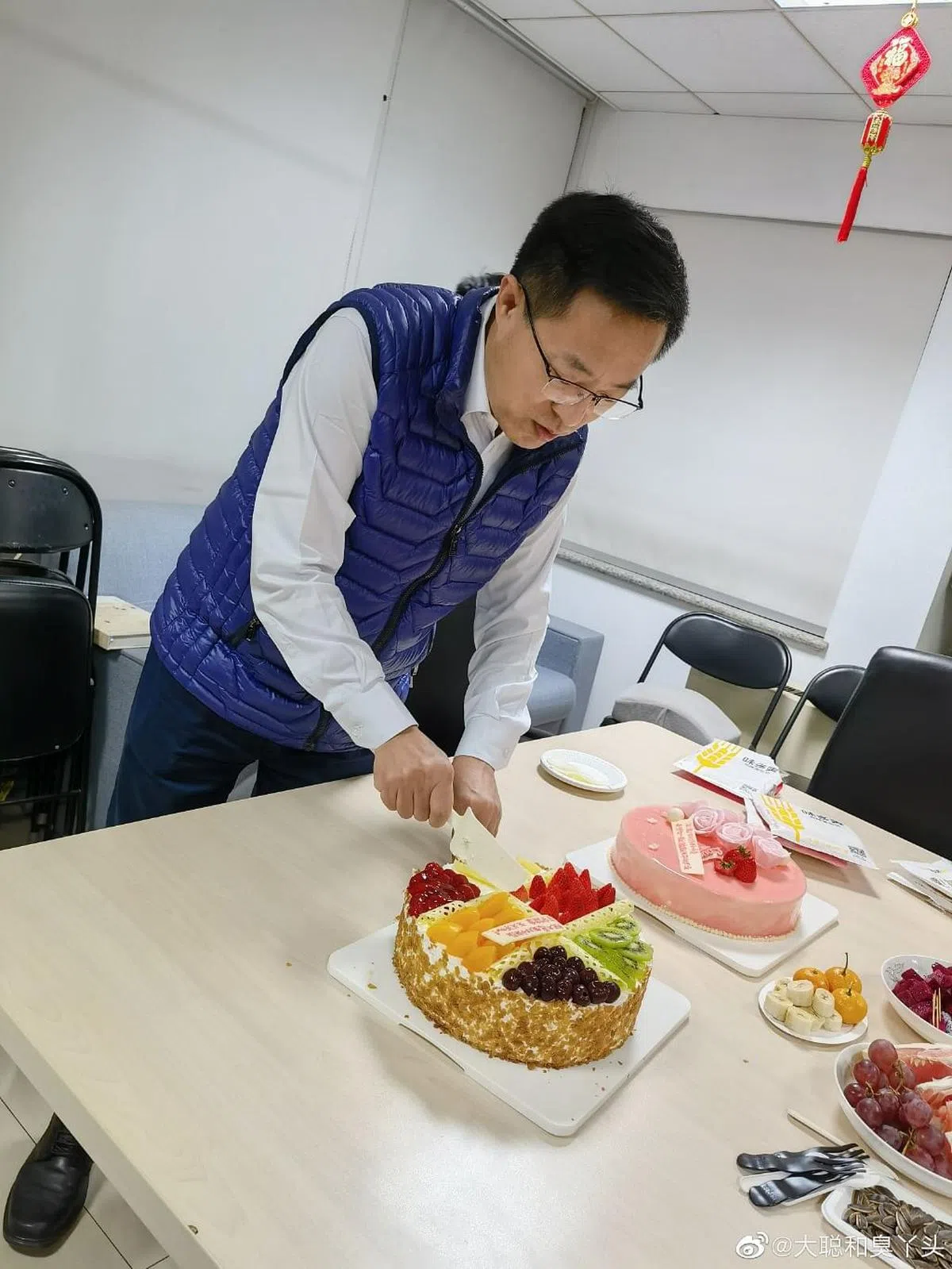 赵立坚今年11月生日时，该账号晒出赵立坚切蛋糕照片，配文说“祝你生日快乐，陪伴是最真情告白！”（取自汤天如微博）