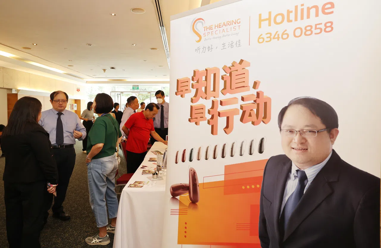 The Hearing Specialist集团首席听力学家陈文海（左二）指出，早报读者都是做了功课前来，询问各种有关切身的听力问题。（邬福梁摄）