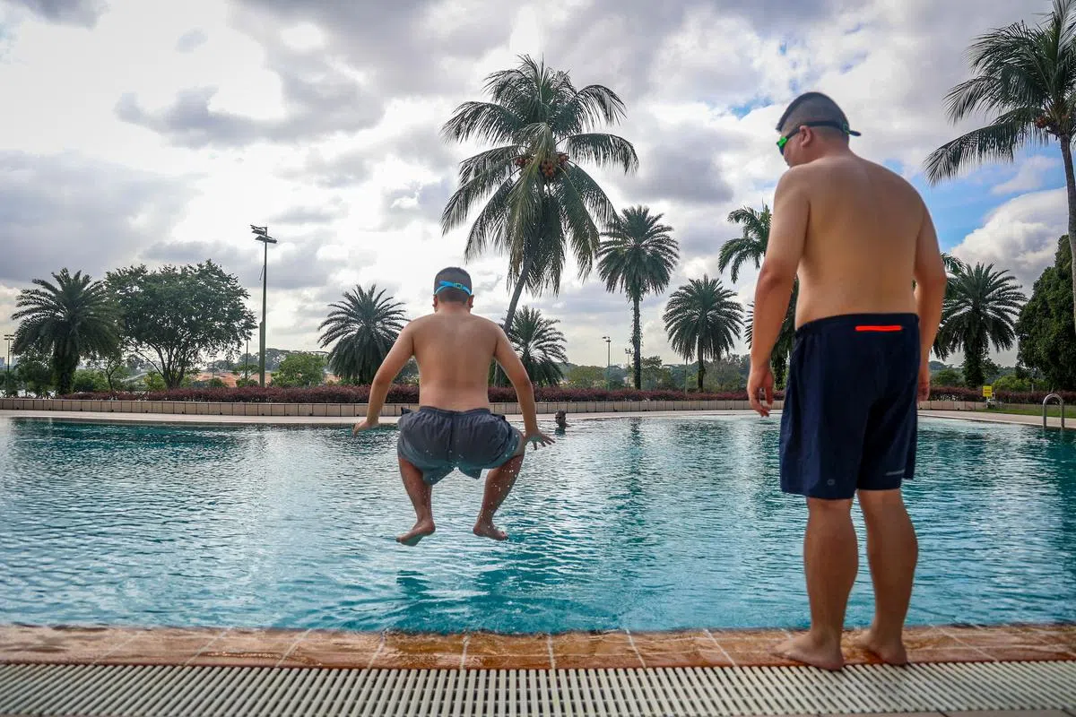  “如果很累了可以不用下水，不必为了拍摄累坏自己”- 身为制作人我是这样说的，但慧慧却希望俊乐能到水里玩一玩，重拾许久未碰的游泳这项运动。慧慧因为鼻咽癌的电疗，耳朵较易受到感染，所以在一旁陪伴着父子俩。（叶振忠摄）