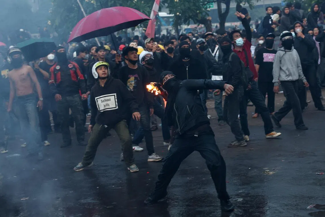 印尼民众星期四（3月27日）继续在雅加达国会大厦外示威，抗议国会通过《印尼国民军法》修正案。（路透社）