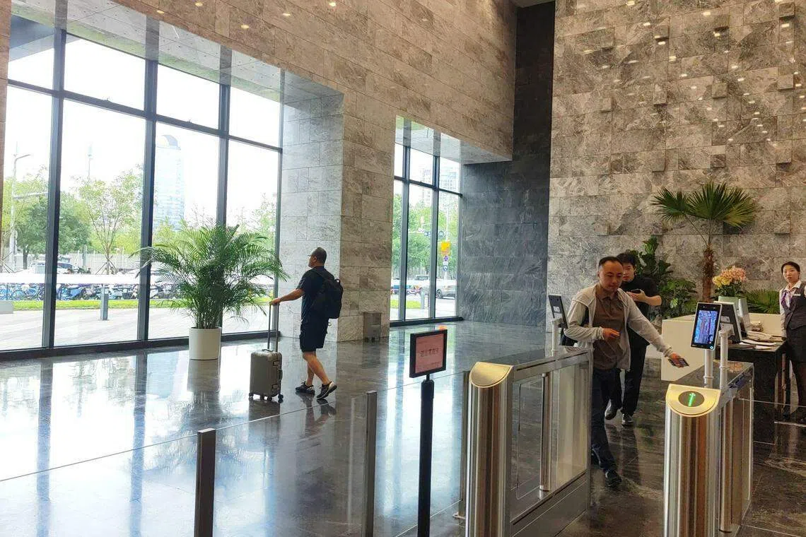 经济冷风下，企业更重视控制办公空间租赁成本，北京核心区的写字楼租金面临下行压力。图为北京国贸一座写字楼的入口。（孟丹丹摄）