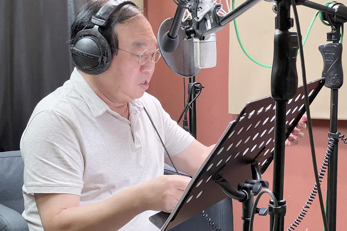旅居香港40多年的本地著名朗诵家张妙阳为《硬道理》有声书中的建国总理李光耀配音。（联合早报）