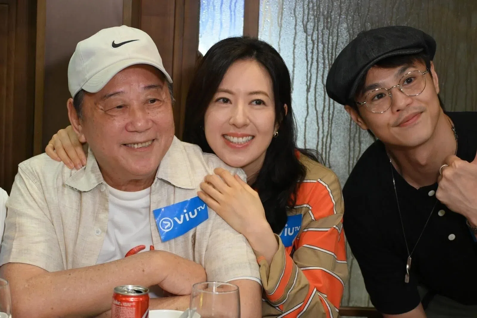 夏雨（左）与儿子黄奕晨（右）同剧。中为演员唐诗咏。