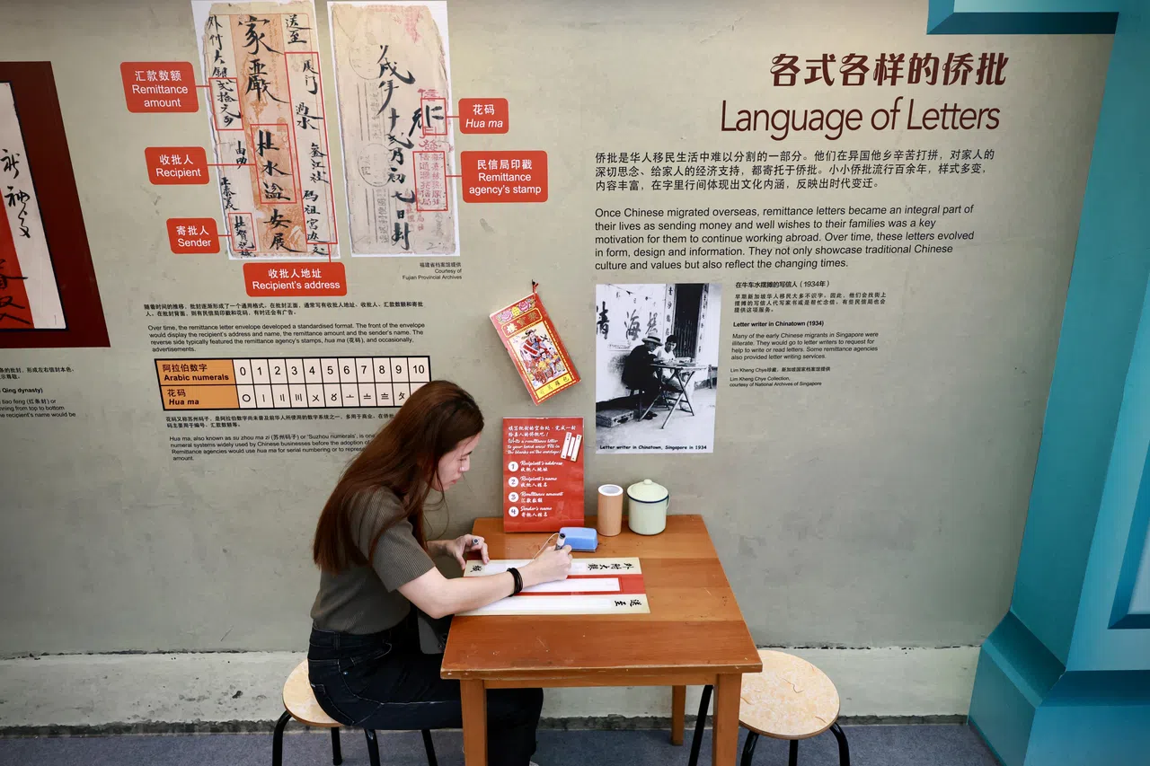 展览现场，访客有机会一览侨批独特的写法和格式，在体验区尝试亲自动笔书写。（特约陈来福摄）