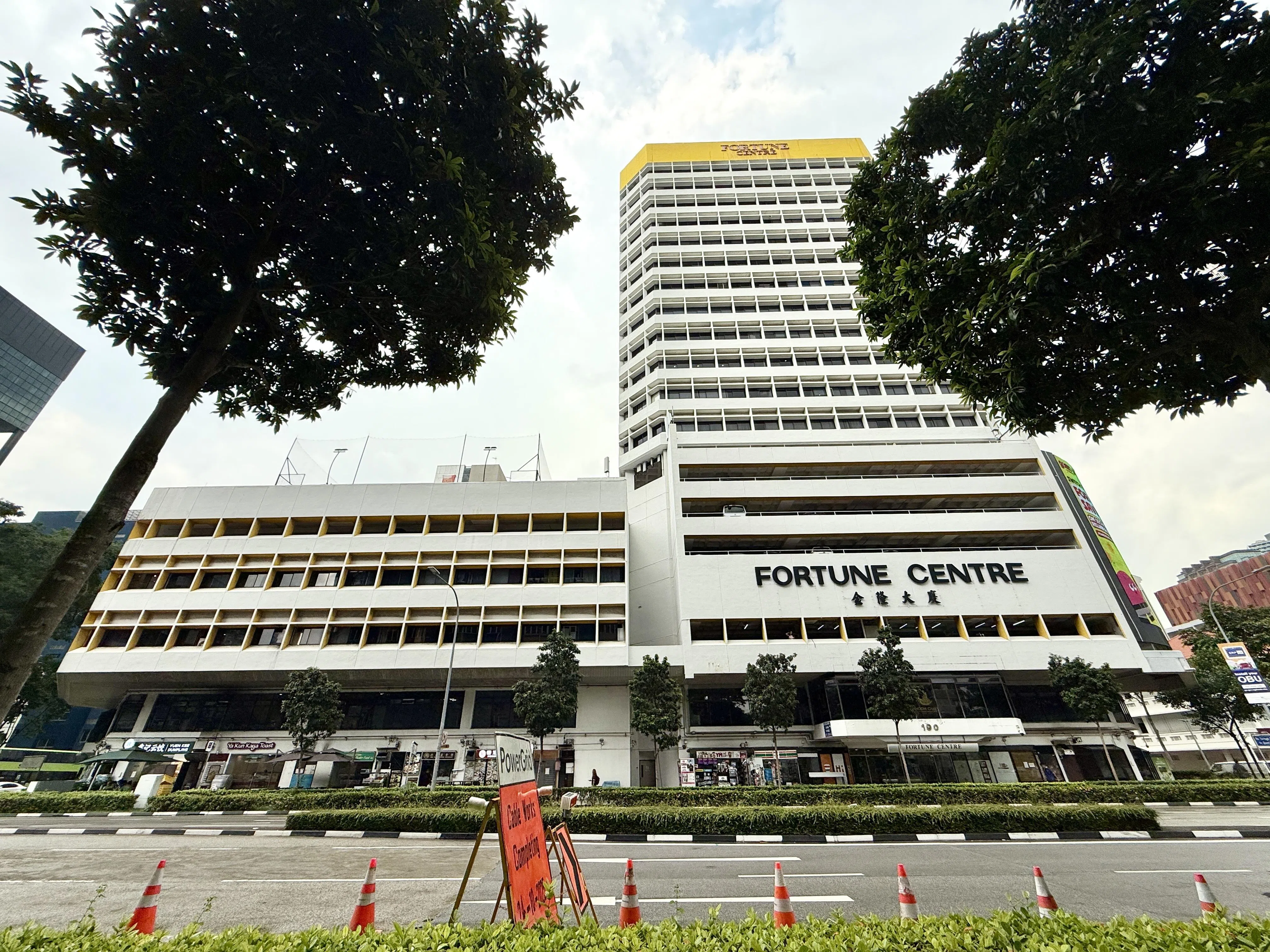 金隆大厦不只是素食者的天堂，还有许多独一无二的小生意。（陈映蓁摄）