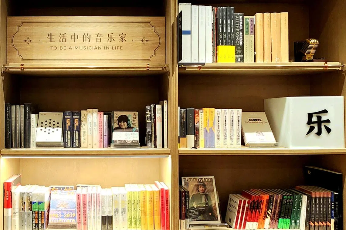 书店陈列音乐类书籍，让人忍不住想要一一翻阅。（作者提供）