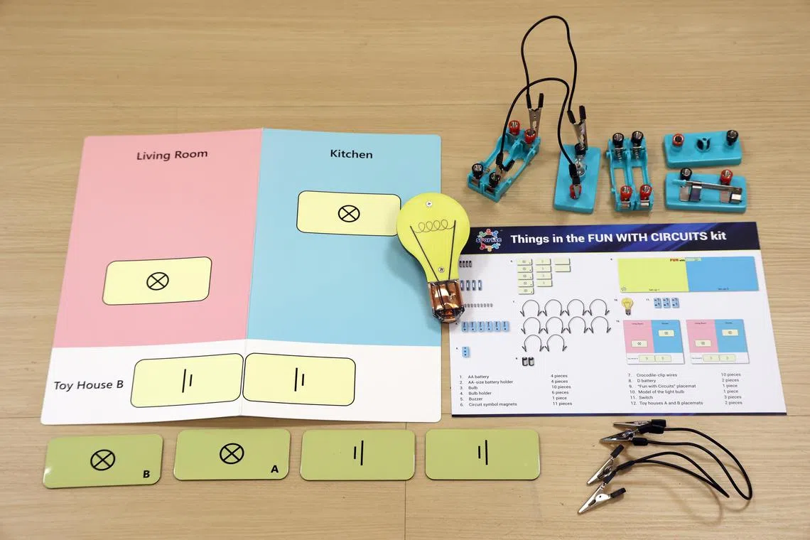 活动工具包帮助学生理解电路等不同科学原理。（邝启聪摄）