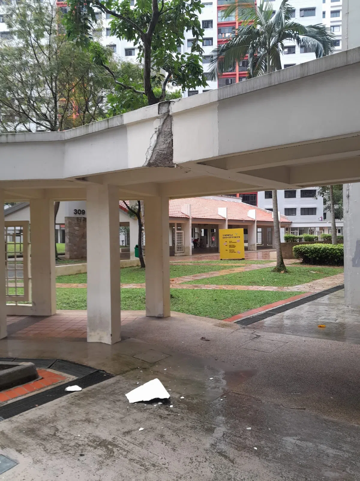 盛港组屋走廊石灰块剥落，所幸没伤到人。（受访者提供）