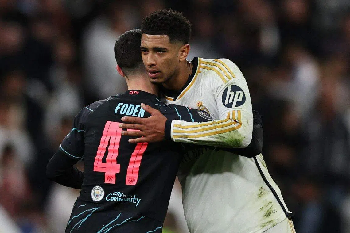 皇马中场贝灵厄姆（右）在欧冠八强首回合的表现，完败给英格兰国家队队友福登（左）。为了帮助皇马晋级，他势必要改善表现。（路透社）