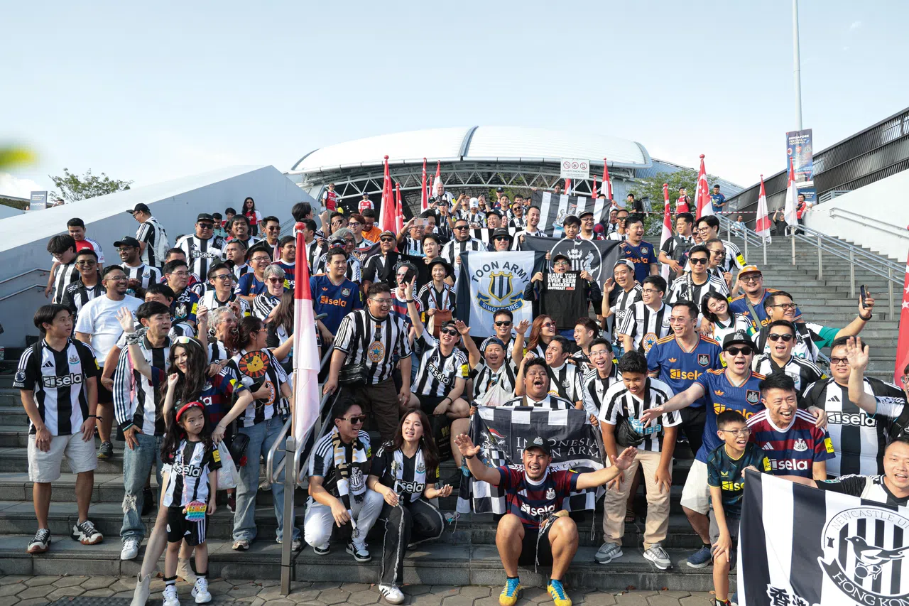 纽卡斯尔球迷在赛前斗志高昂。（李冠卫摄）