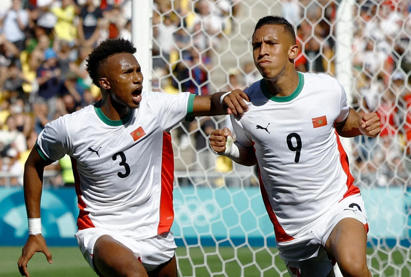 摩洛哥前锋拉希米（右）梅开二度，也助攻后卫纳卡什（左）攻入一球。（路透社）