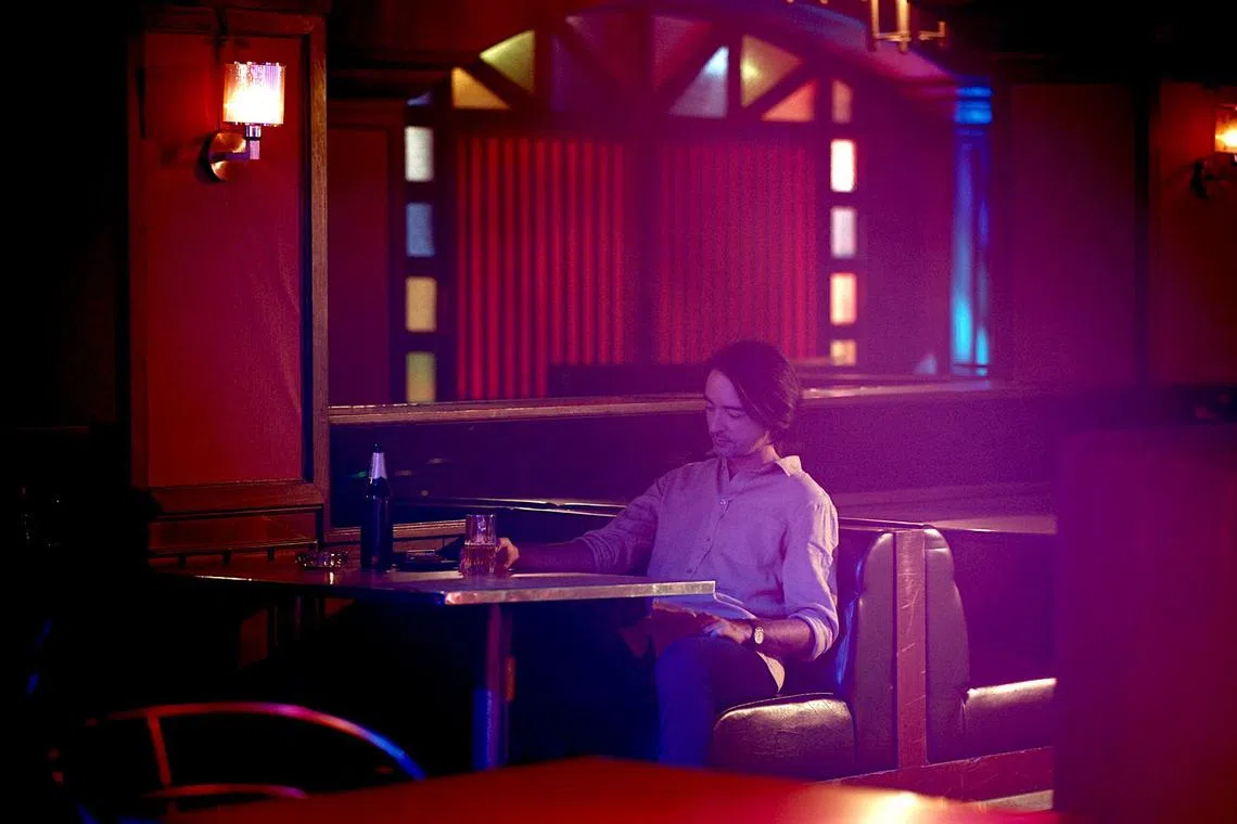 在午夜的酒吧里，该来的莎始终没来，留下吉米一人。（剧照／取自The Party Film Sales网站）