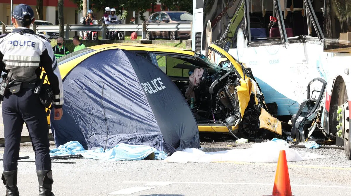 黄色汽车的车头被撞得毁坏不堪，驾驶这辆汽车的男子当场丧命。（饶进礼摄）