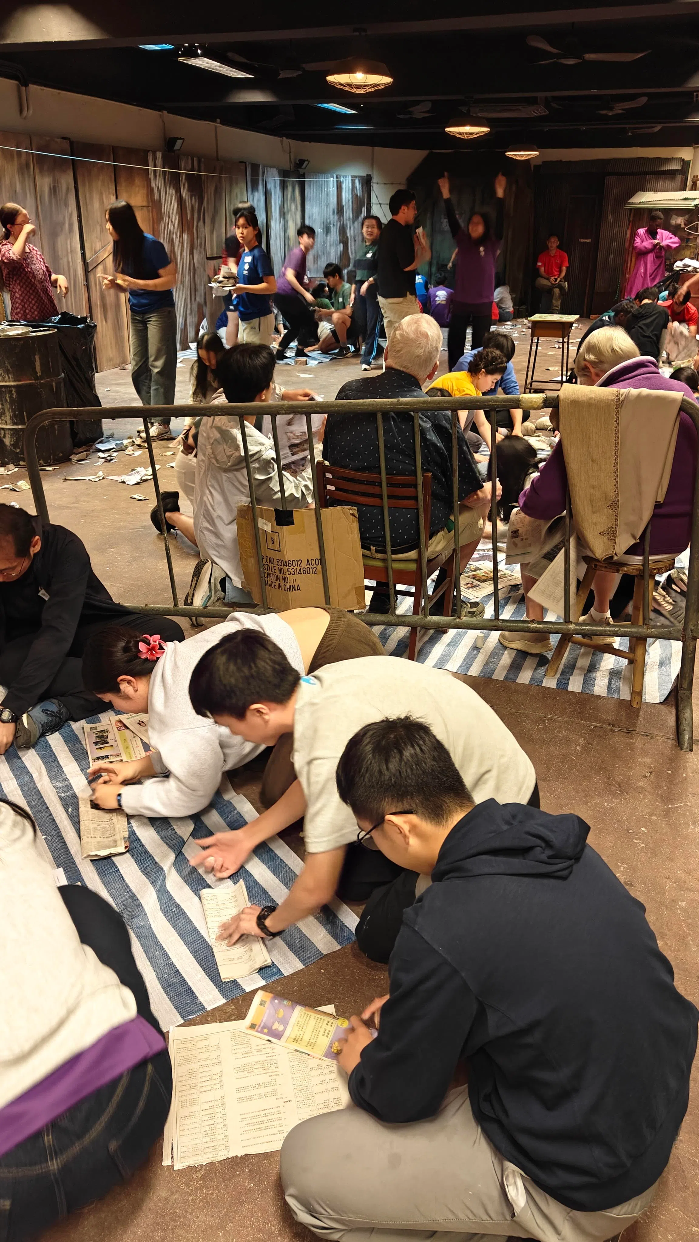 学生参与“国际十字路会”贫困模拟活动，尝试以报纸和面糊制作纸袋，身临其境地体验贫困群体的生活。（安德逊实龙岗初院提供）