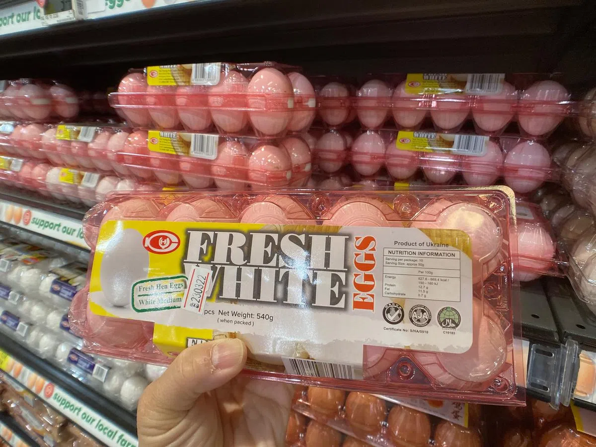 本地超市货架上产自乌克兰的鸡蛋。