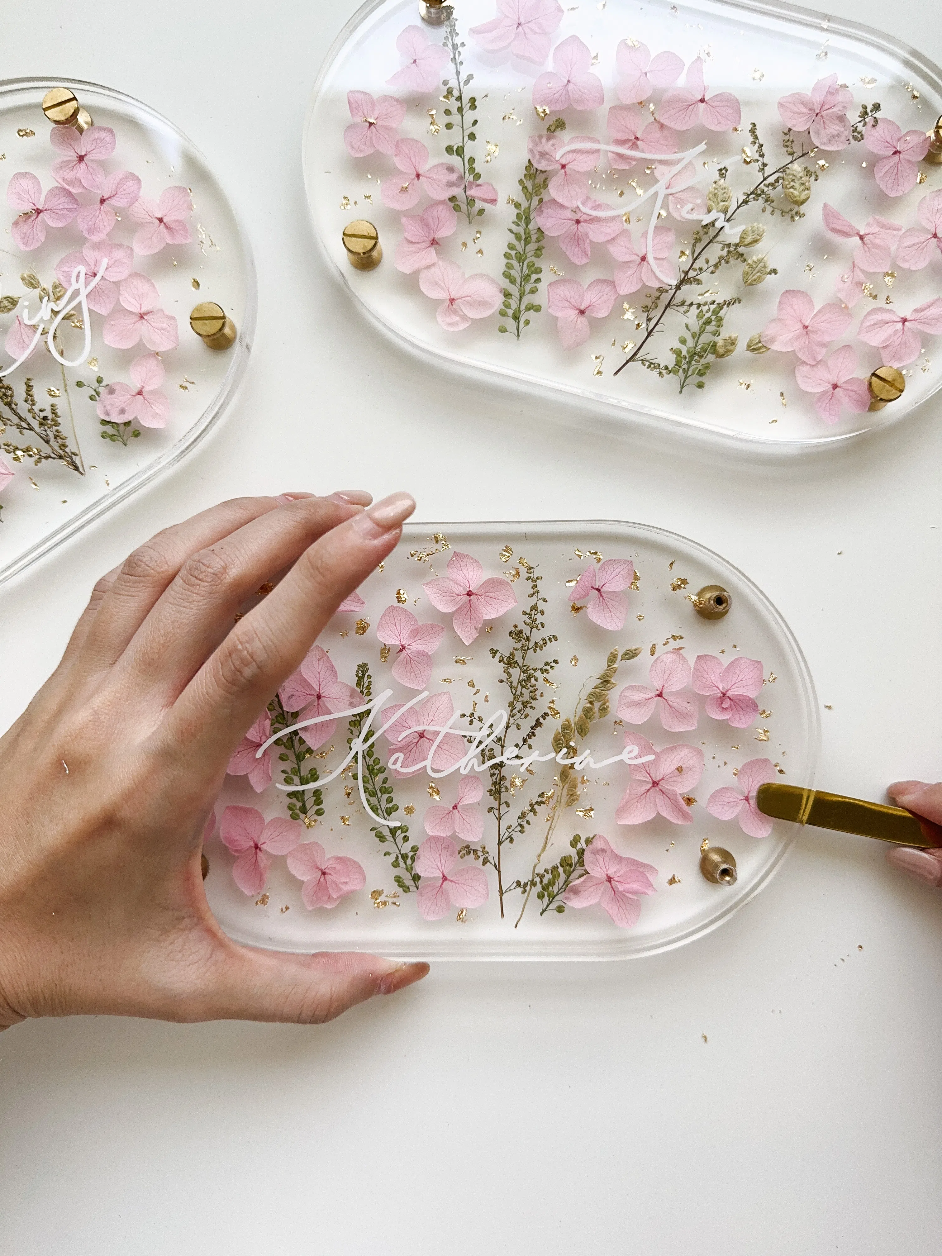 婚宴小礼品趋向个人化与实用性，如这款受准新娘喜爱的小礼品可以同时作为杯垫，烛台，首饰盘，还能依据要求附上不同名字。（苏佩珊提供）