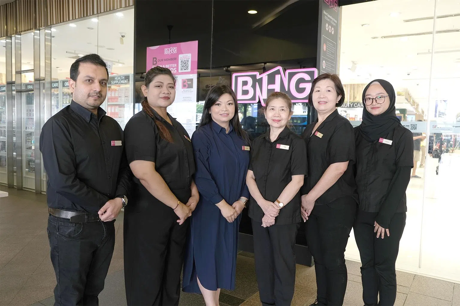 BHG管理团队于门店外合影。管理层通过工作重新设计与技能转型，为团队创造更多尝试与协作的空间。（零售业就业与培训协调处提供）