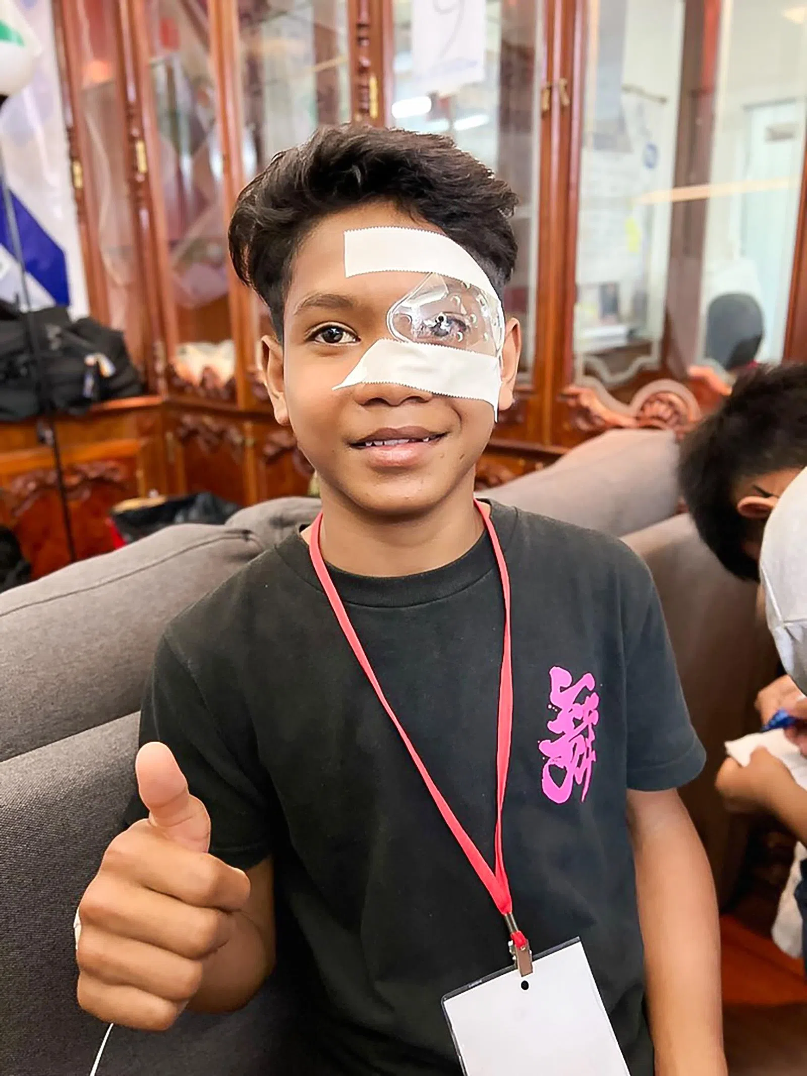 这名柬埔寨儿童因意外导致白内障，幸得伦医生动手术，得以恢复视力。（受访者提供）