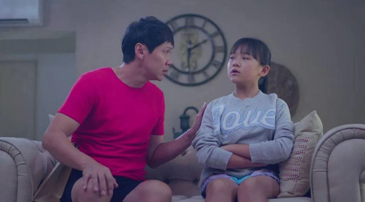 黄炯耀（左）在《知星人》细心照顾也是外星人的小公主。（互联网）