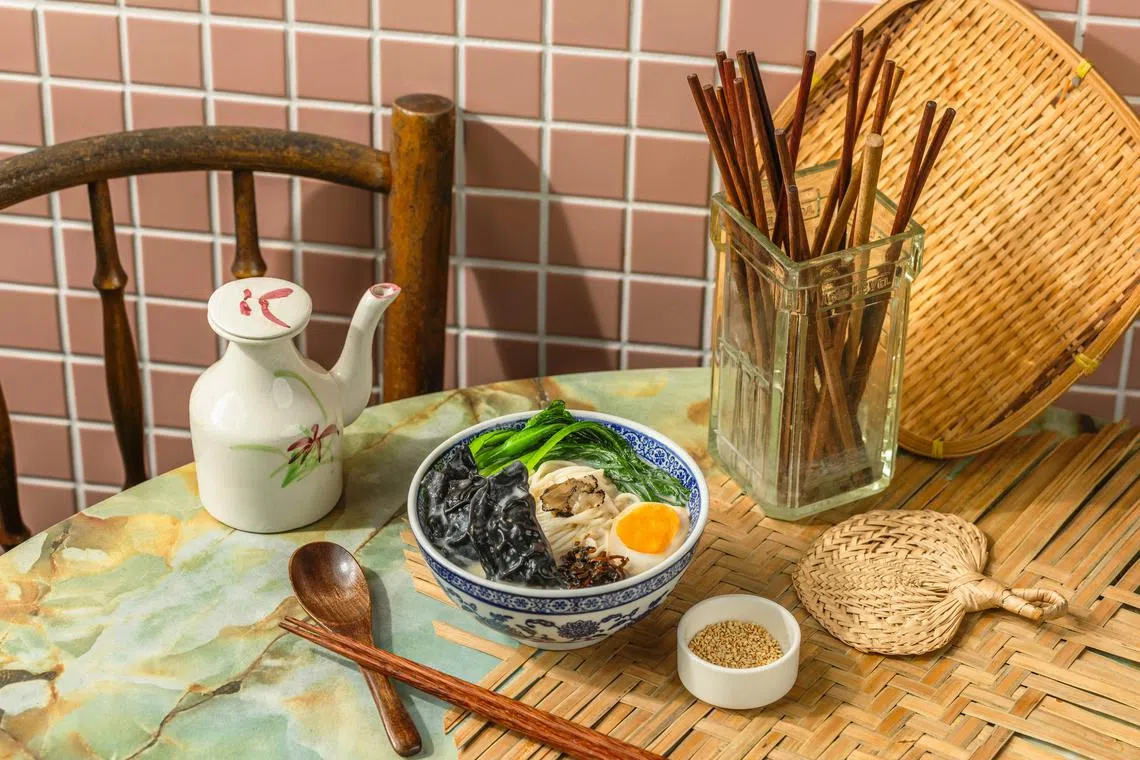 松露素饺子拉面汤的配料多，汤底清甜。（餐馆提供）