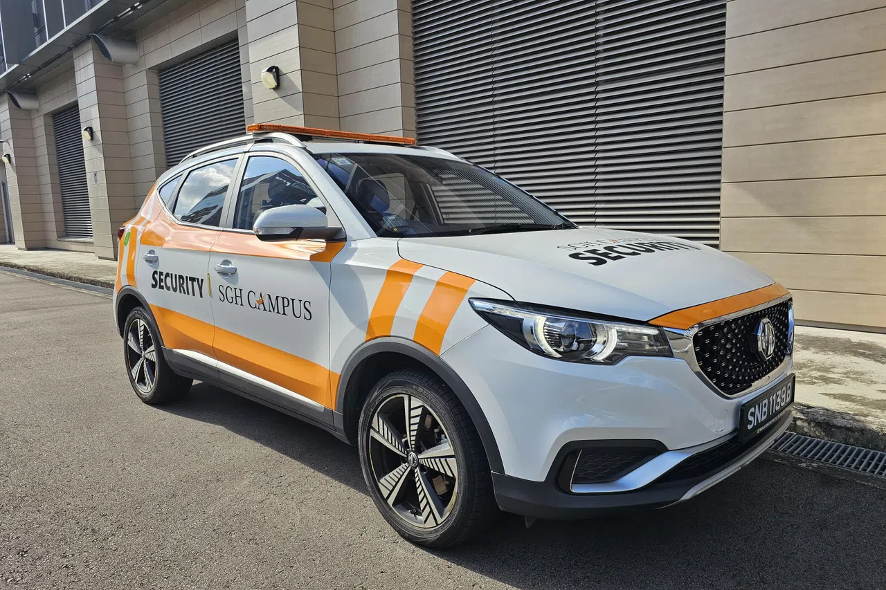 新加坡保健服务集团开始在新加坡中央医院院区内采用新的电动保安车。它的尾气排放可减少73％，例行维修无需那么频密，也不用离开院区充电。引擎操作起来也安静，有助巡逻时进行监测行动。（新加坡保健服务集团和新加坡能源集团提供）