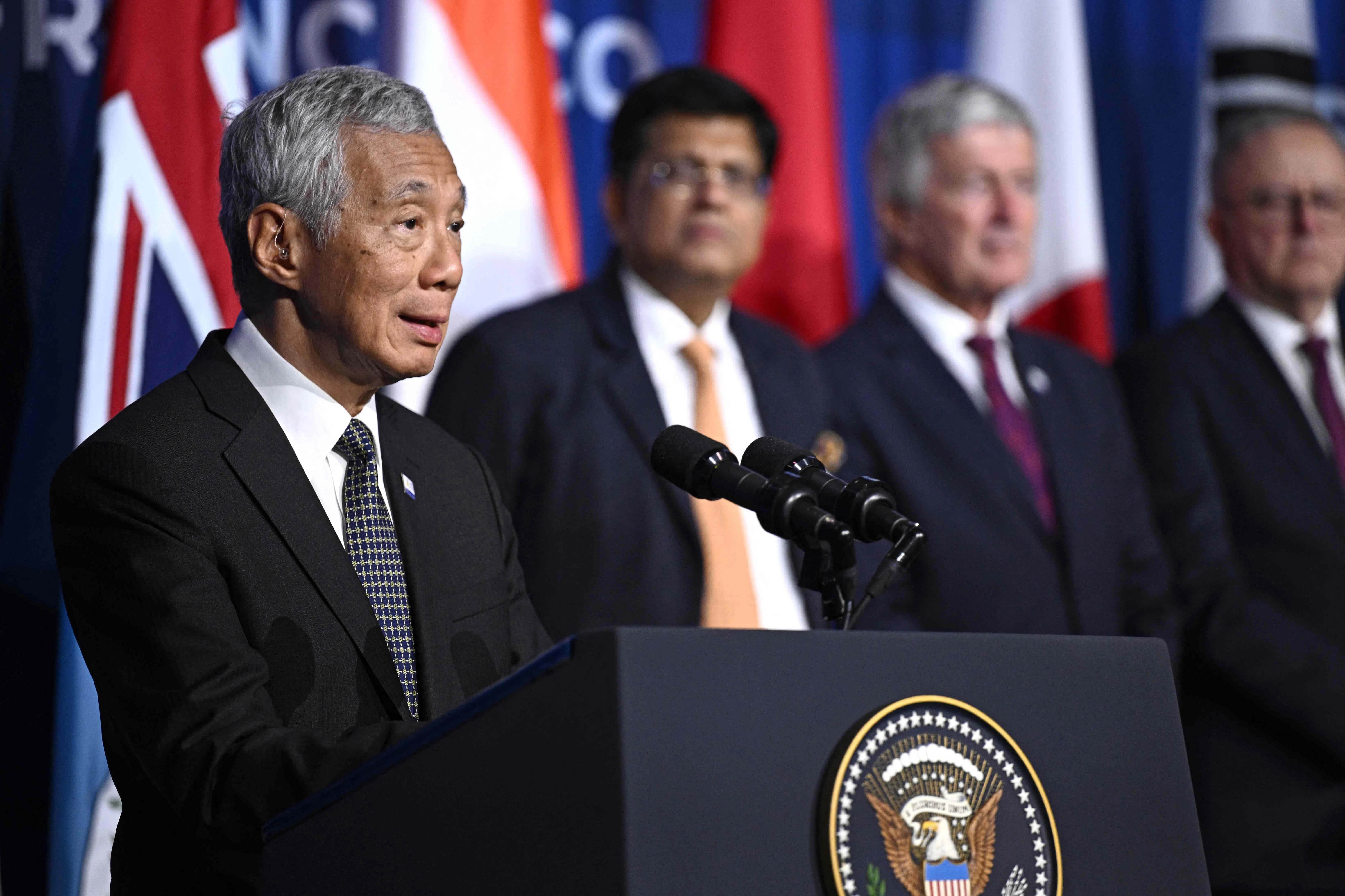 李显龙总理（左一）提醒，改革国际组织应该考虑经济和政治现实，力求争取双赢。（法新社）