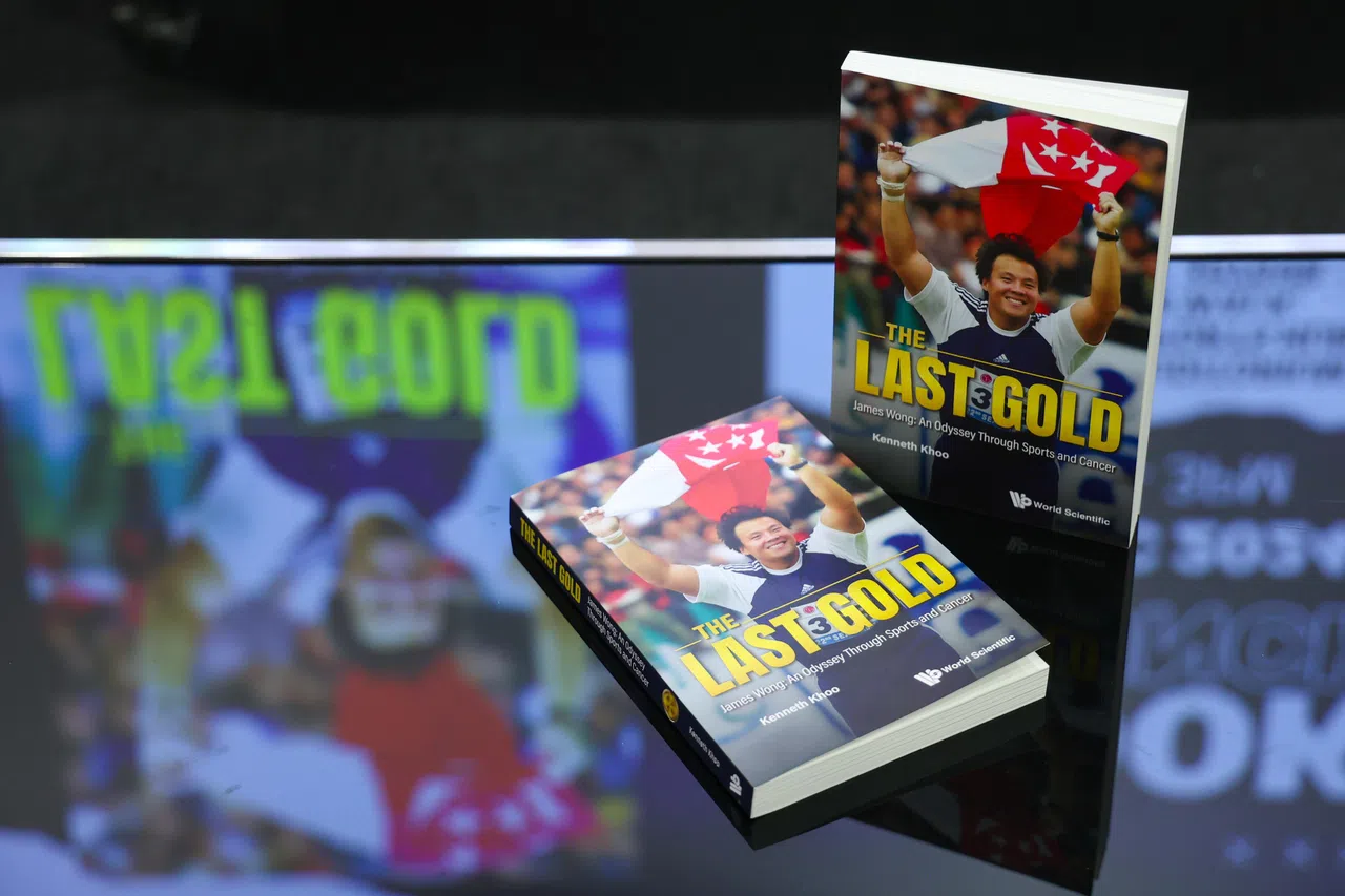 这本新书也发行了100本慈善限量版，现已为新加坡防癌协会筹集了超过6万元善款。（林明顺摄）