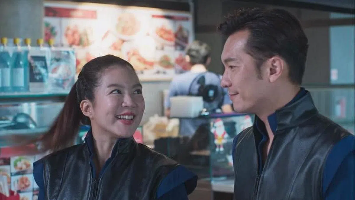 瑞恩（左）休息一年后，在2018年复出拍《阴错阳差》。（剧照）