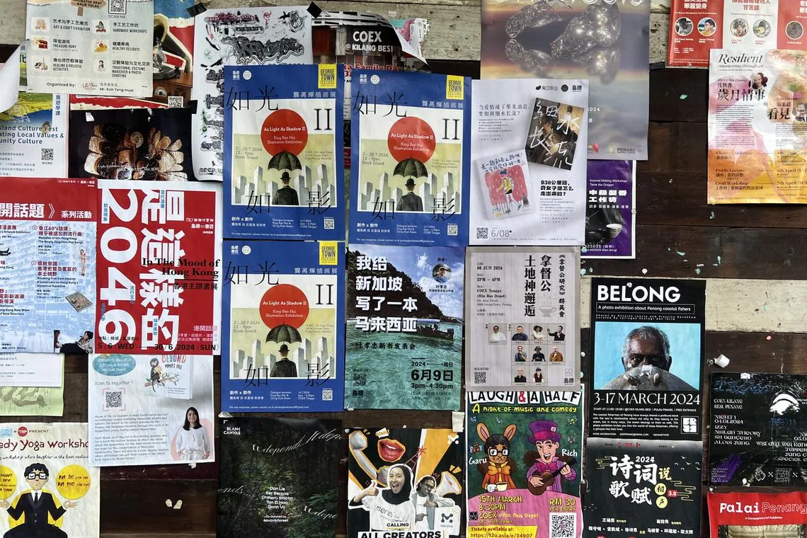 书店一面墙上贴满了漂亮的宣传海报。（叶孝忠摄）