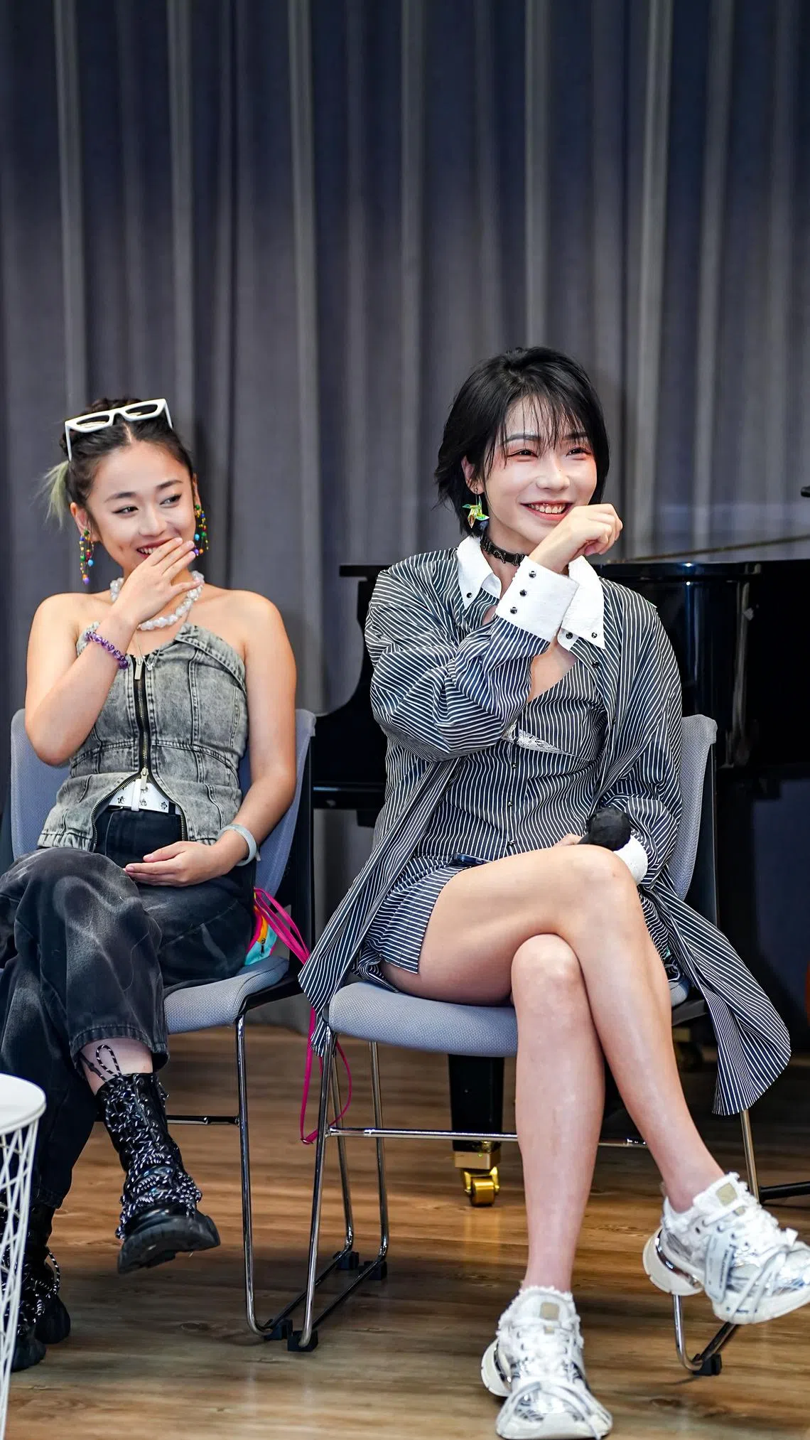 刘恋（右）身兼多职，一边做音乐，一边做广告。（腾讯音乐娱乐集团提供）