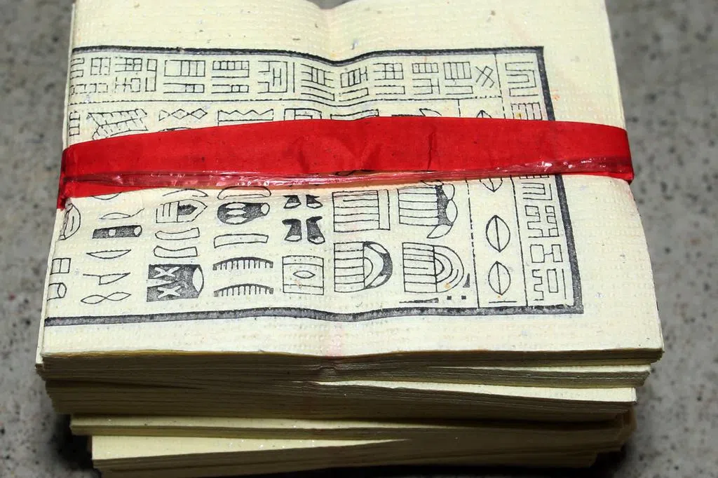 男子用冥纸买真钞 还诈骗租车客户 | 联合早报