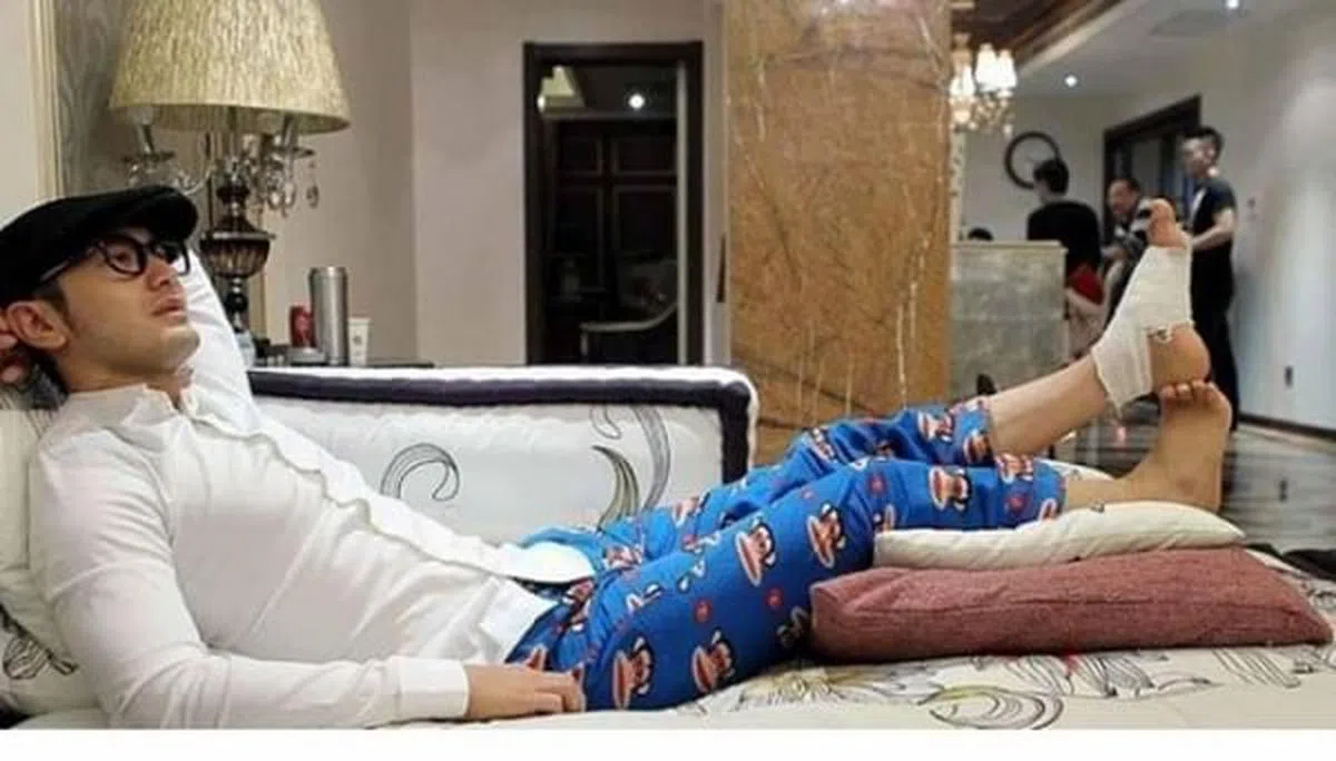 黄晓明拍戏时吊钢丝意外从高处摔落，左脚两只脚趾骨粉碎性骨折。（互联网）