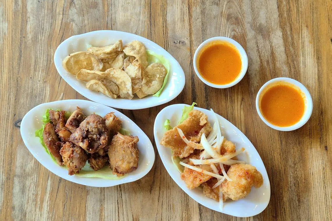 小食如泰式炸鱼、炸鸡和炸菇，蘸点特调辣椒酱，让人停不了口。（陈爱薇摄）