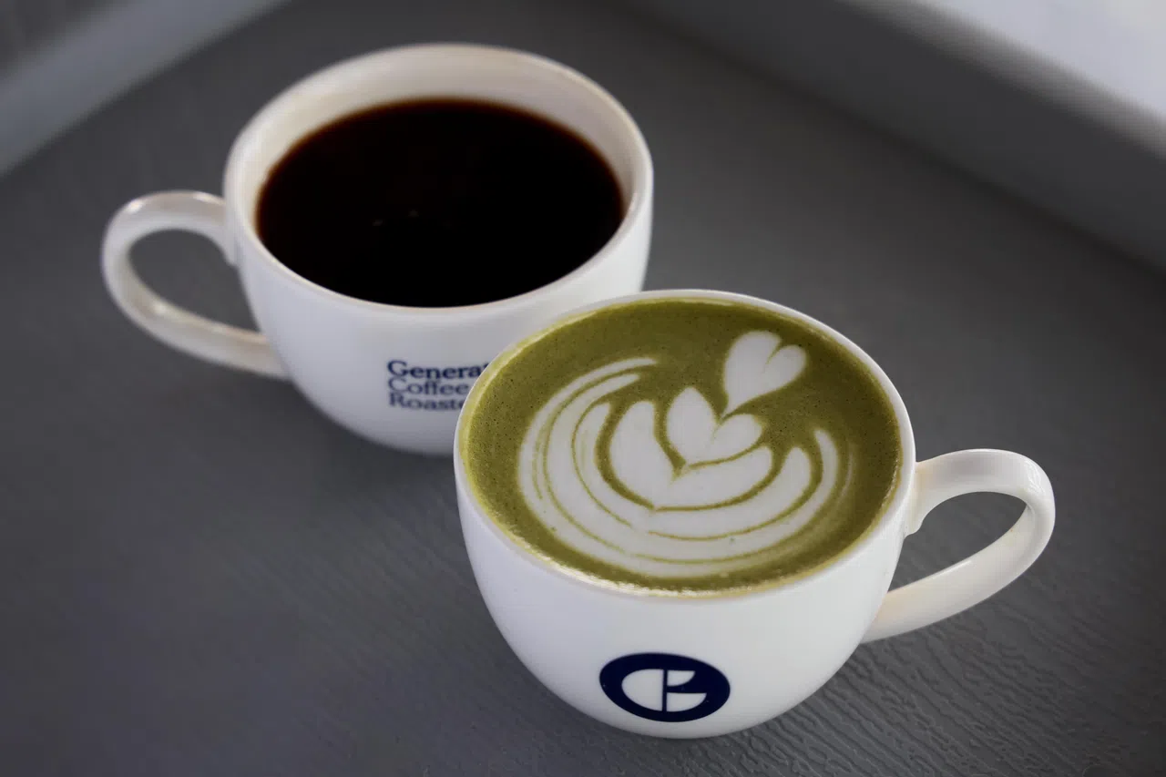 Generation Coffee Roasters售卖的美式咖啡（左）和Dirty抹茶，香浓顺滑。（龙国雄摄）