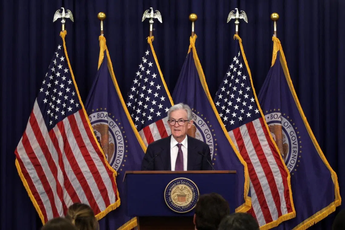 美联储货币政策转向，2024年内三度降息。图为美联储主席鲍威尔在12月18日议息会议后出席记者会。（法新社）