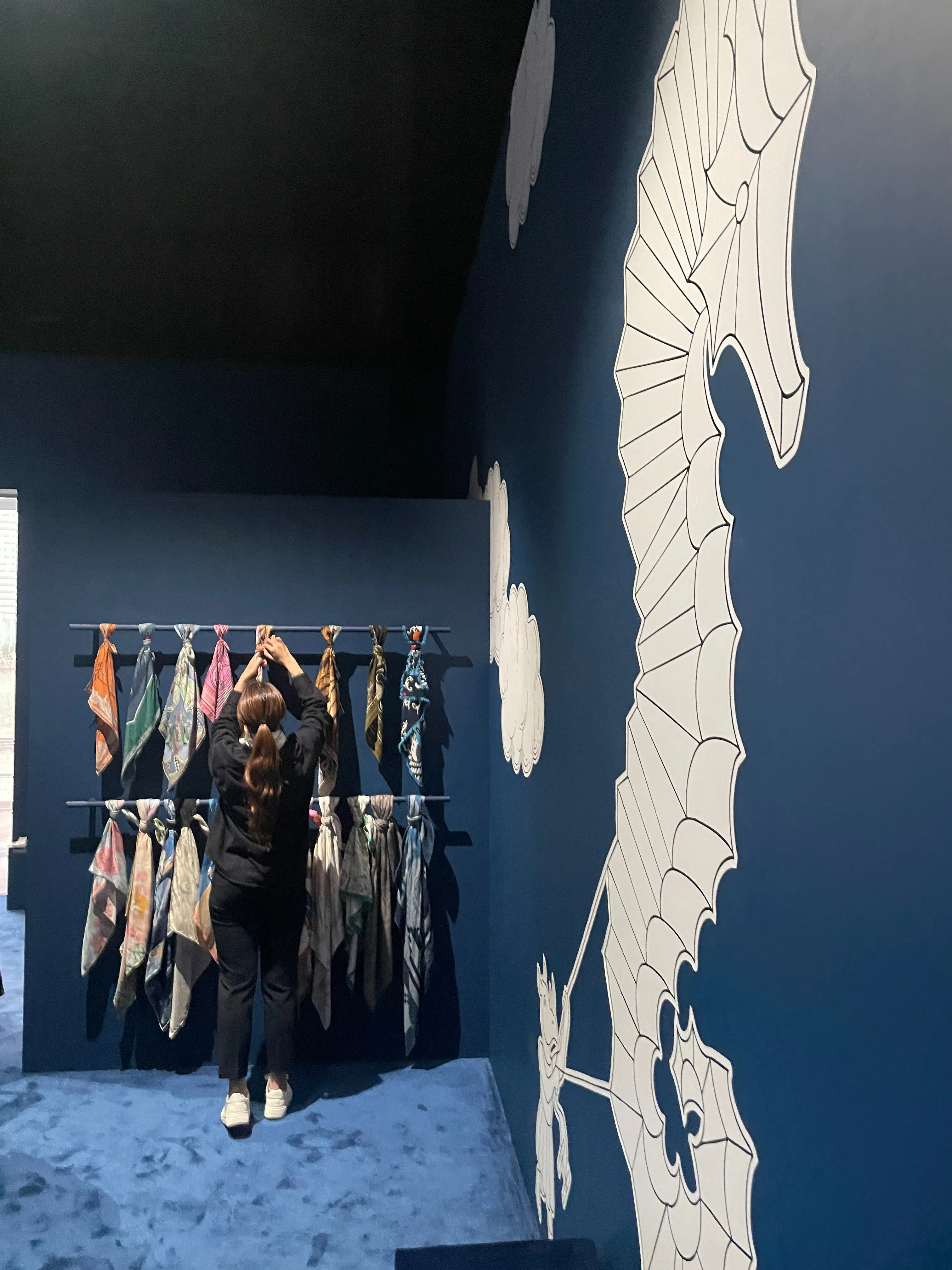 现场设有影棚，访客可以自选丝巾系上拍照。（林方伟摄）