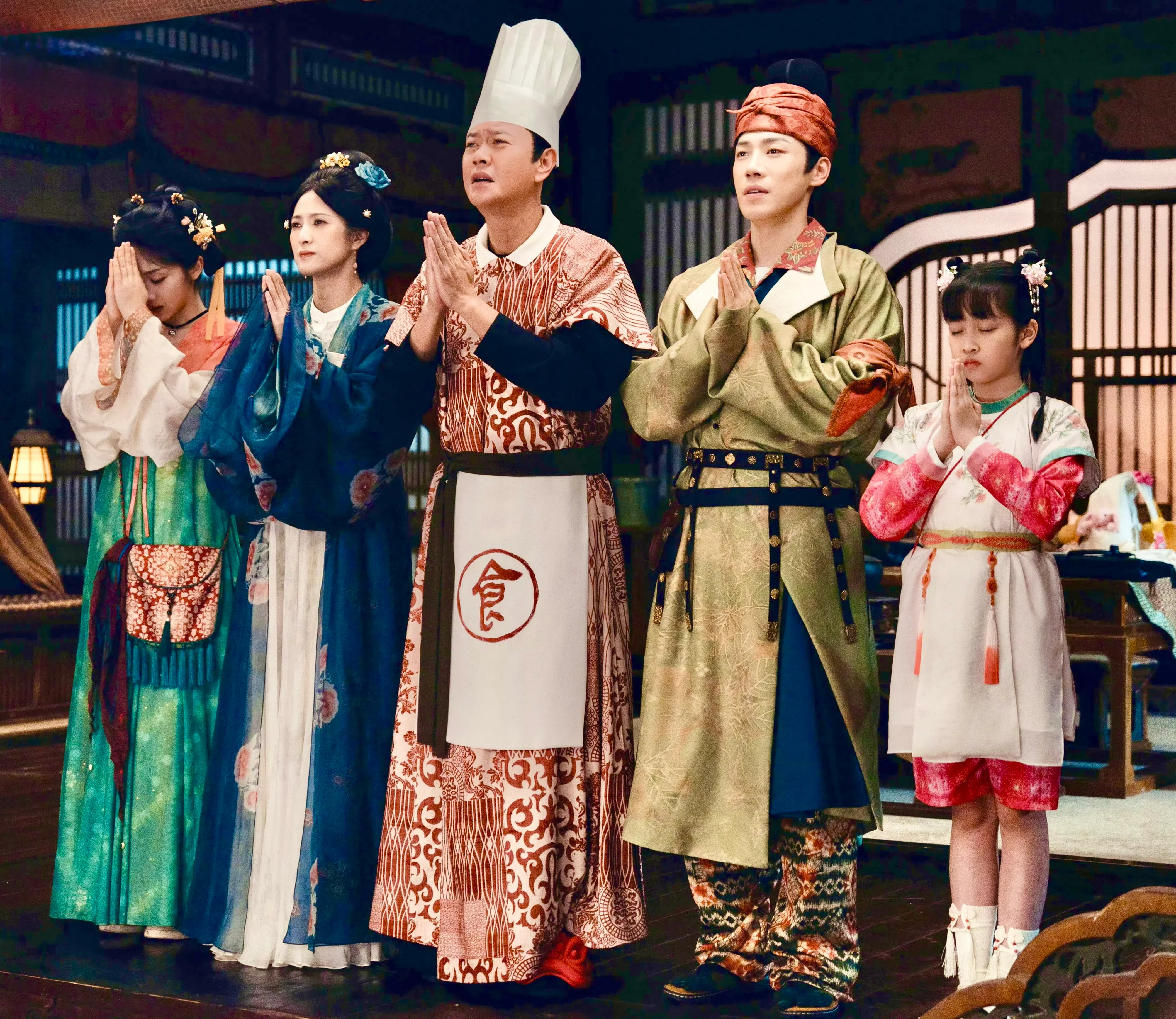 沈家一家五口穿越到古代的永安城，努力生存的同时，也要找出回到现代的方法。（取自剧集微博）