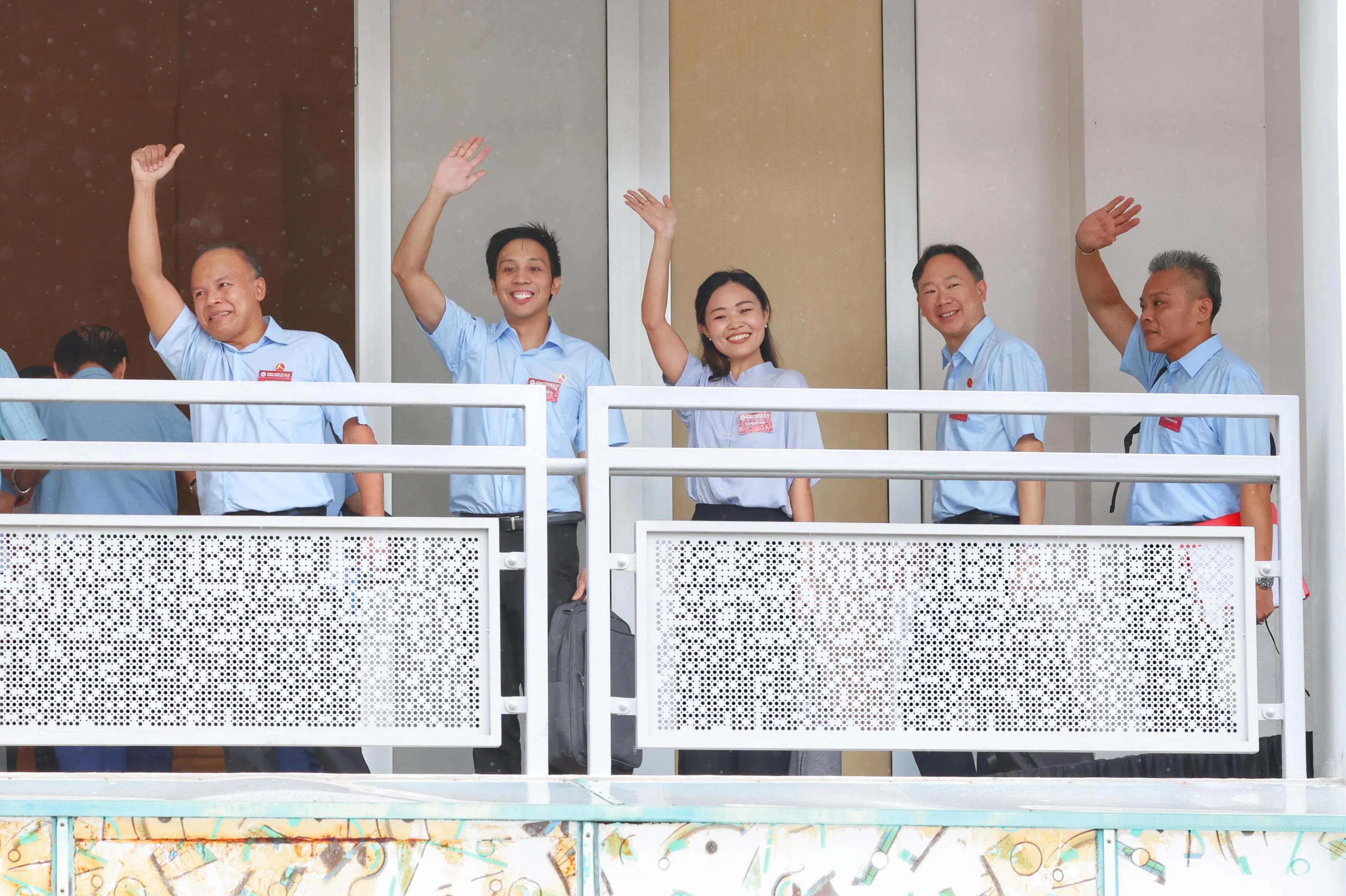 工人党副主席费沙（左一）走出阿裕尼集选区，带领四名新人竞选淡滨尼集选区。他们是唐光伟（左二起）、蒋佩姗、王锐斌和陈钦德。（郑一鸣摄）