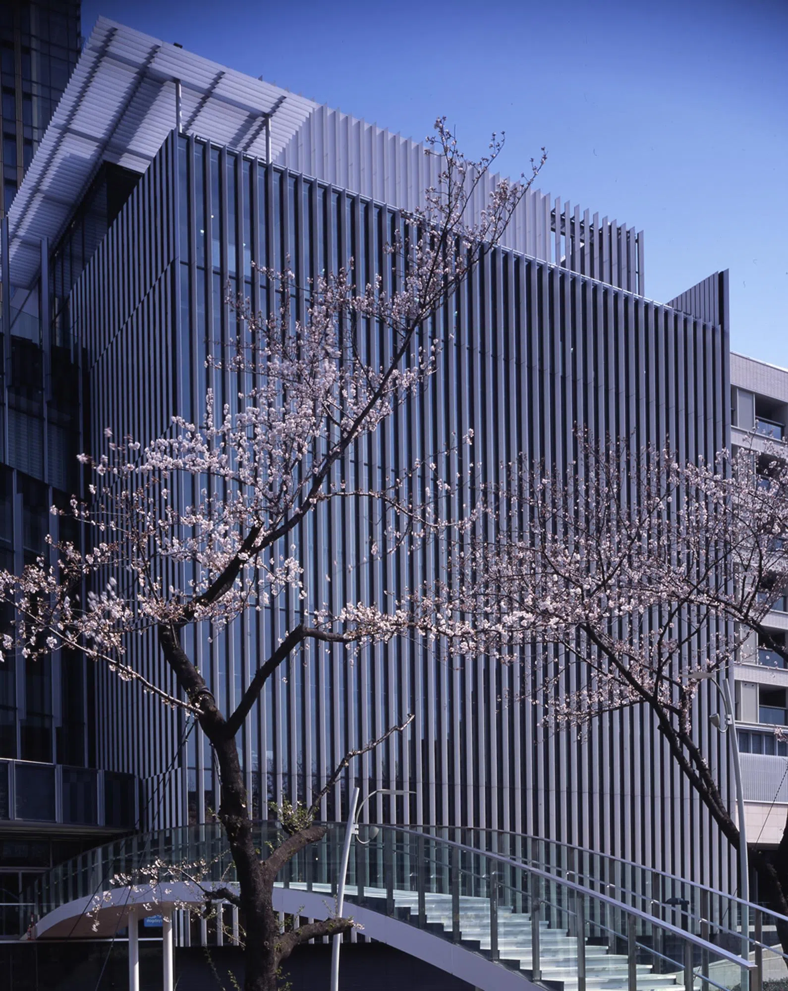 国际知名建筑师隈研吾设计的三得利美术馆大楼外观。（Keizo Kioku摄）