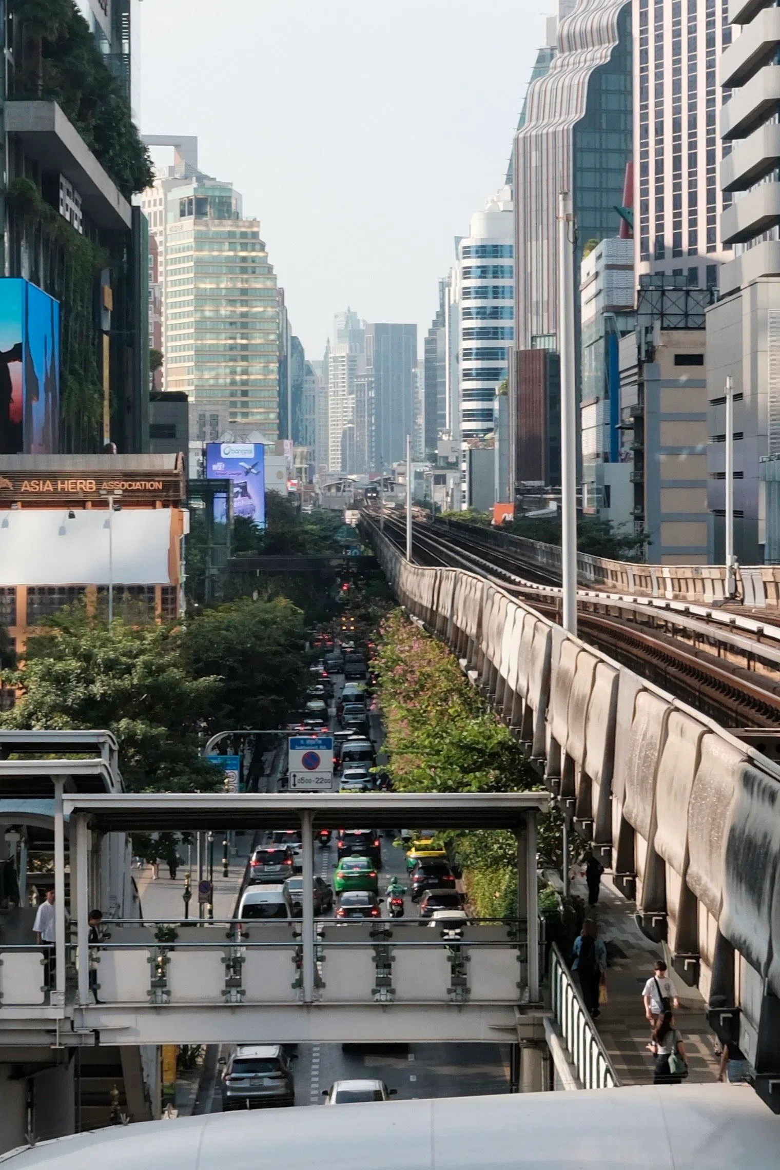 曼谷中心的空轨在上，下方的道路车水马龙，堵车十分常见。（卓舒畅摄）