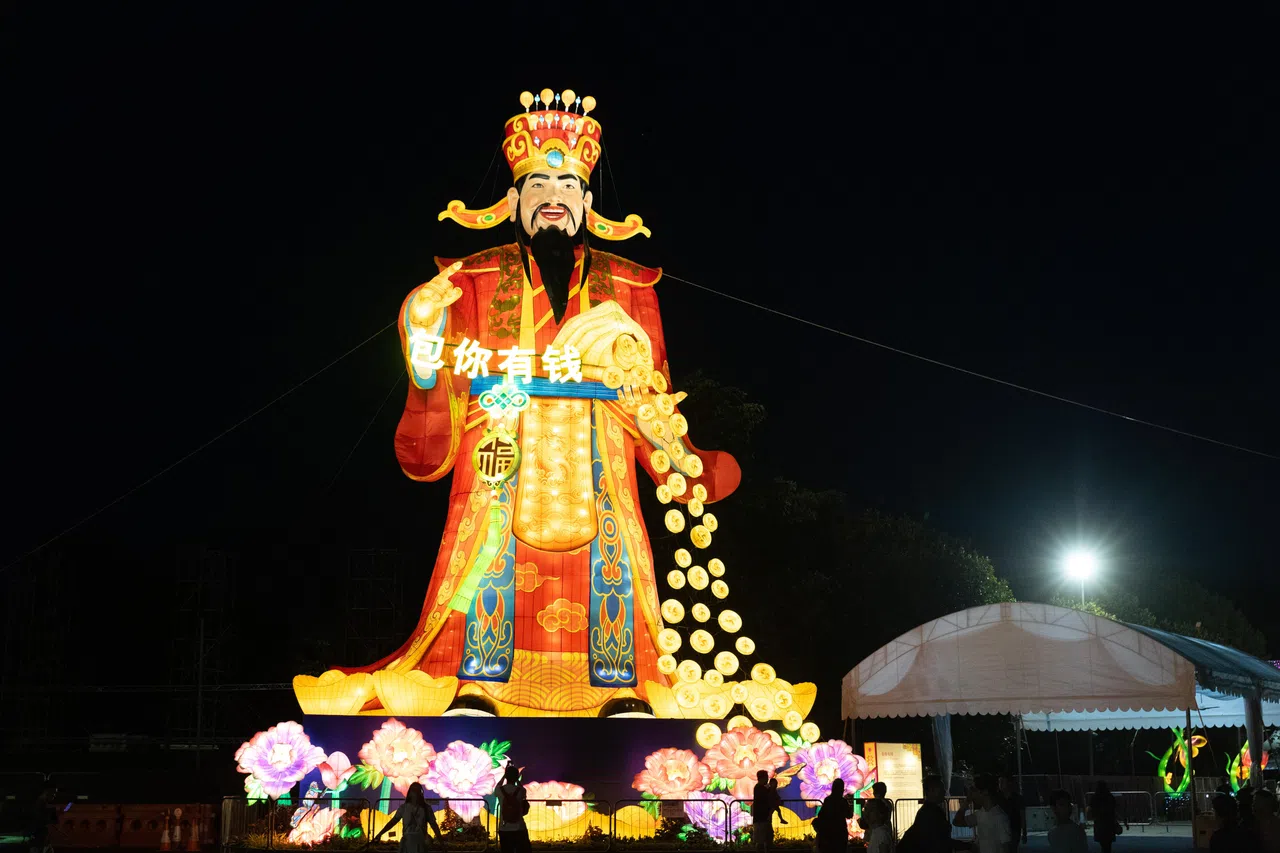 春到河畔今年迈入第39个年头，从1月27日至2月5日，在滨海湾花园举行10天，共有28组大型灯饰，包括最受瞩目的财神爷灯饰。（特约沈康雄摄）