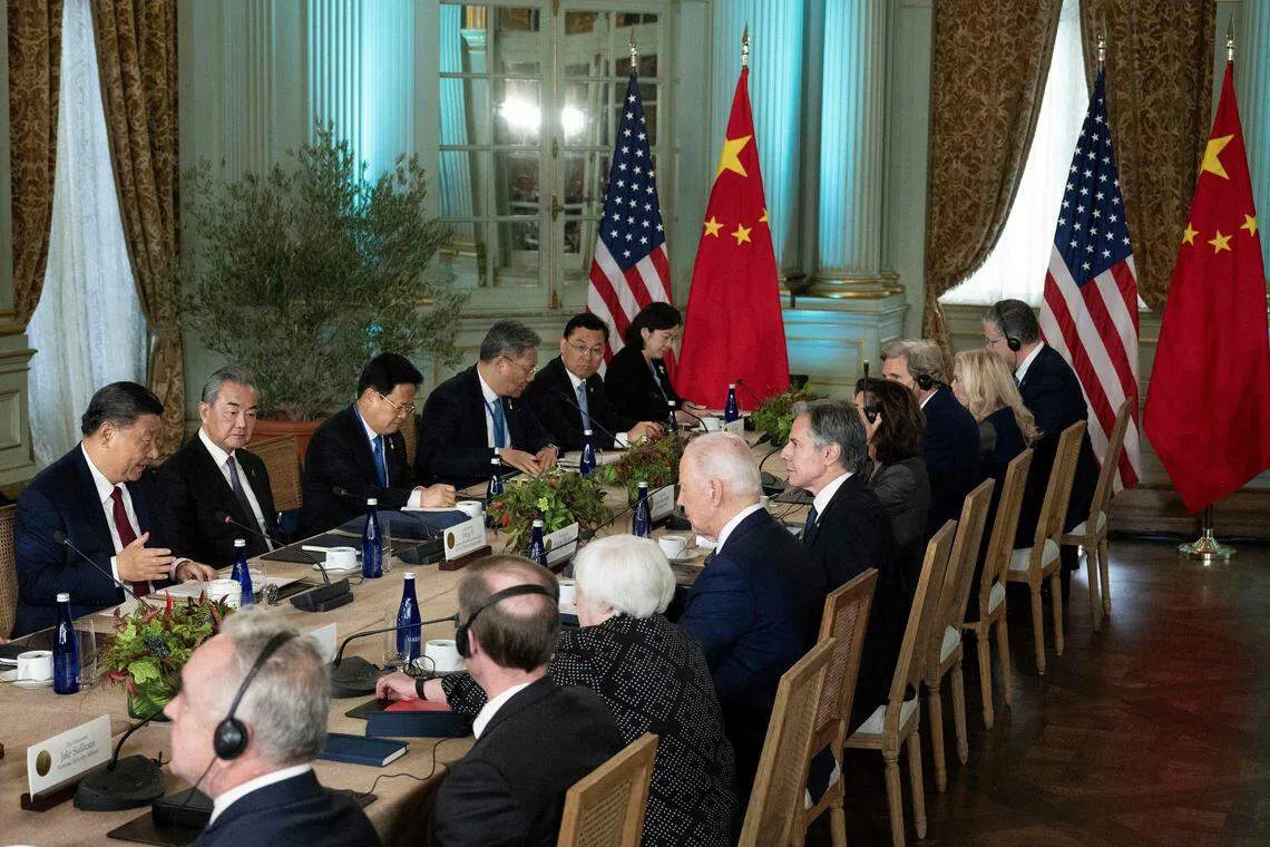 中美元首峰会在有百年历史的费罗丽庄园举行。 美国总统拜登（右排四）与中国国家主席习近平（左排一）先后致开场白。美国国务卿布林肯（右排五）、财长耶伦（右排三）、商务部长雷蒙多（右排六）、总统气候问题特使克里（右排七）；中共政治局常委兼中办主任蔡奇（不在画面中）、中共政治局委员兼外长王毅（左排二起）、发改委主任郑栅洁、商务部部长王文涛、中国驻美大使谢锋等出席了会谈。（法新社）