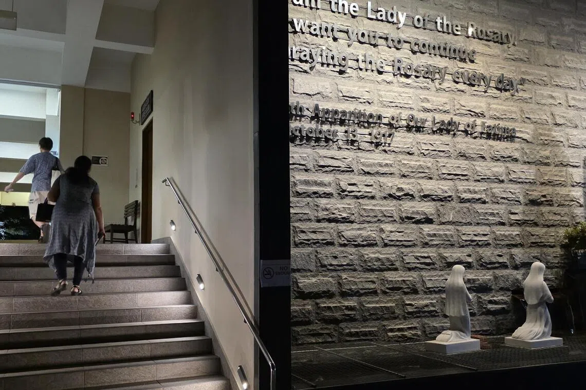 超过50名信徒参与武吉知马圣若瑟堂星期三清晨6时30分的弥撒。（梁麒麟摄）