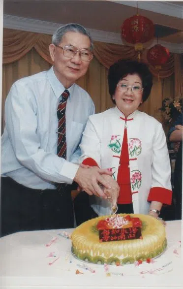 本地粤剧名伶胡桂馨（右）和丈夫黄仕英（左）因爱好粤剧而认识，后共创敦煌剧坊。（档案照）