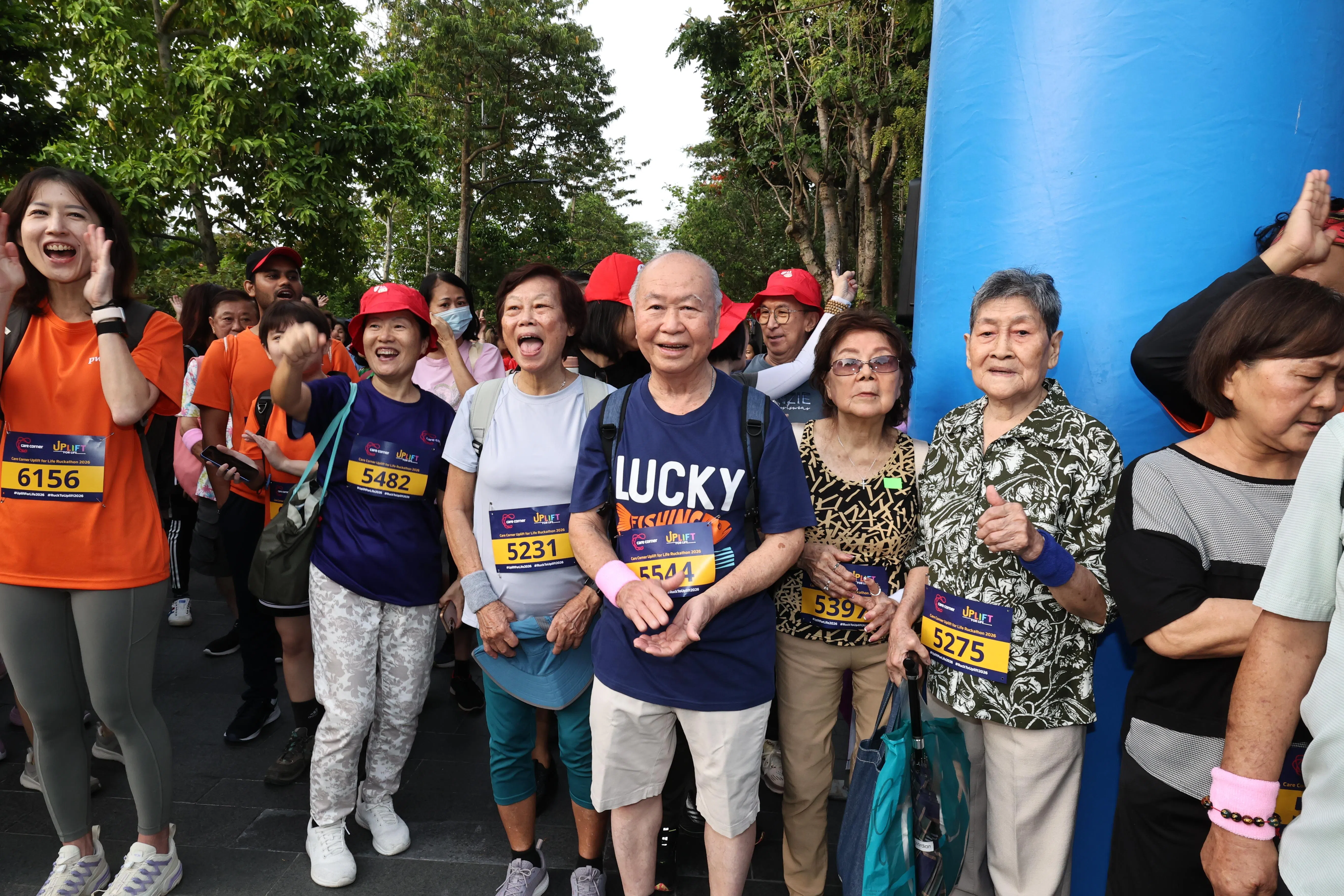 林和平（左三起）、李魁文、倪瑞英和吴秀莲，跟超过500名的年长者们一起报名参加关怀机构举办的负重步行活动，为公益献爱心。（周国威摄）