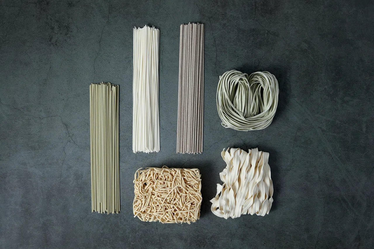 面条形状不同，口感各异，左起顺时针：Hakubaku有机绿茶荞麦面、揖保乃糸有机手延素面、滝沢更科十割荞麦面、Simply Natural有机手工菠菜面、关庙面，以及味香园南瓜板面。（龙国雄摄）