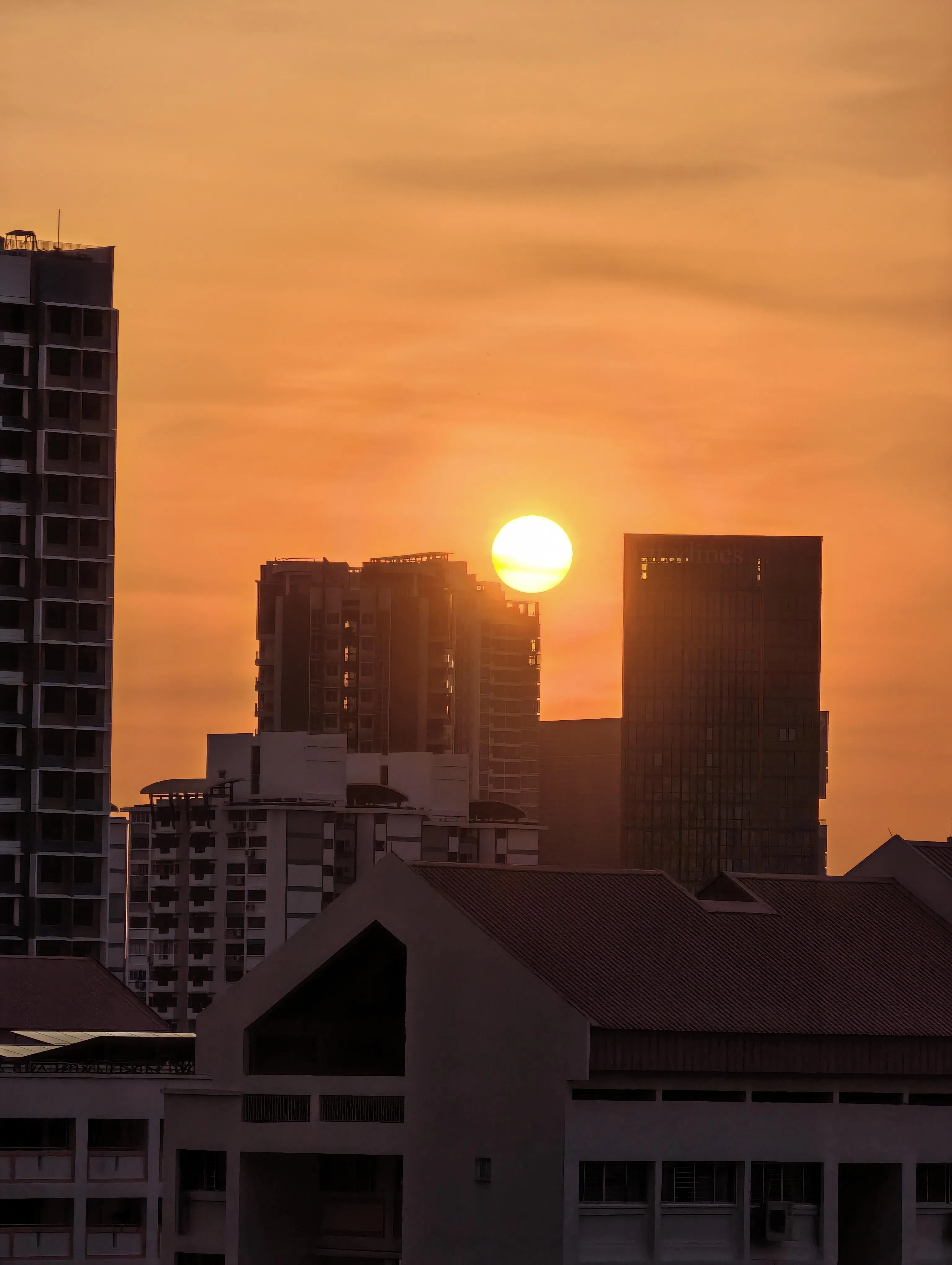 小米17 Ultra拍摄夕阳时，太阳轮廓清晰，边缘分明，没有明显强光光晕。（黄少伟摄）