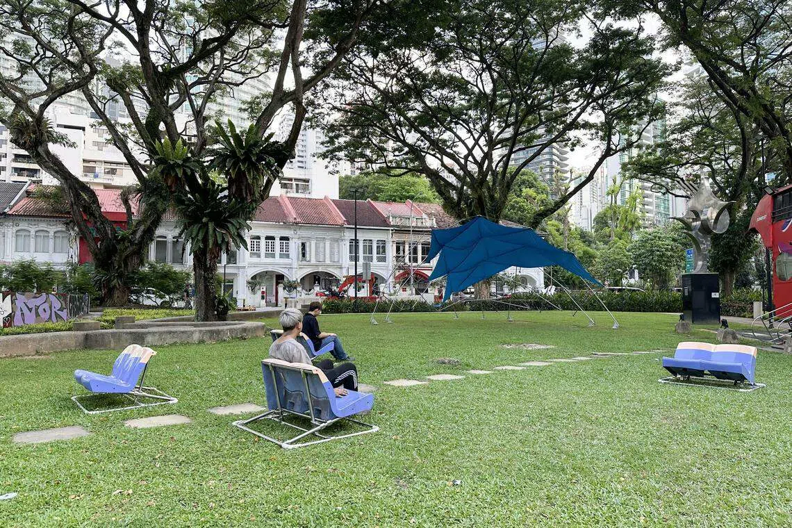新加坡科技设计大学利用地铁座椅和扶手铁杆设计的另两个名为“MRT Lounge 25”和“MRT Shell 88”的装置，陈列在索美塞地铁站附近的青年公园。（受访者提供）